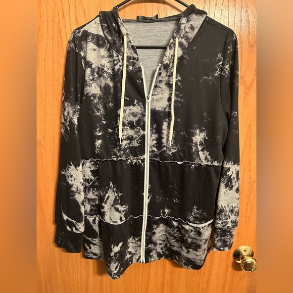 Tops - Super cute full zip hoodie‎